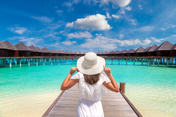 Obraz premium Woman standing on the wooden pier