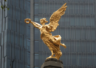 Foto del Angel de la independencia, celebración del día de la independencia en México