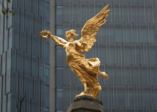 Foto del Angel de la independencia, celebraci&oacute;n del d&iacute;a de la independencia en M&eacute;xico