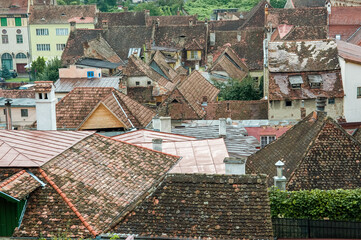 Widok na dachy i zabudowania miasteczko daleka perspektywa	
