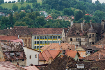 Fototapeta na wymiar Widok na dachy i zabudowania miasteczko daleka perspektywa
