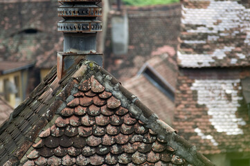  Komin starego typu na dachu z wypalanymi dachówkami