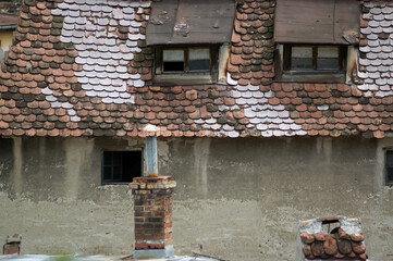 Dach ceramiczne dachówki pięknie oświetlone widok na murowany komin