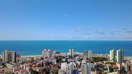 Fototapeta premium Cidade, céu e mar azul
