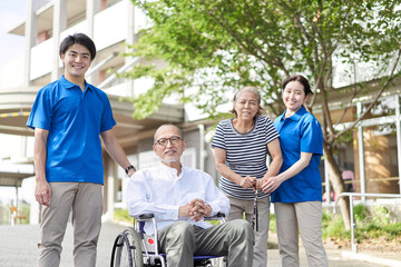 車椅子に乗る高齢者と介護士