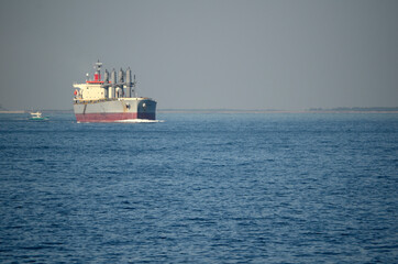 東京湾の貨物船