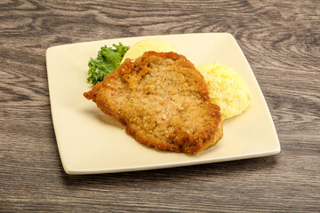 Crispy chicken schnitzel with mashed potato
