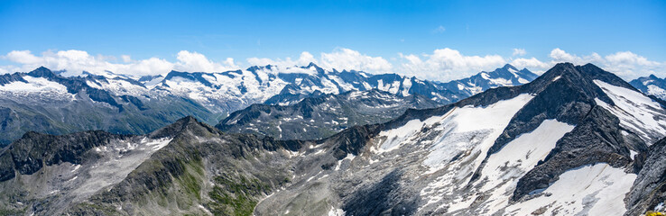Obraz premium Alpnine rocky peaks panorama on sunny summer day. Austrian Alps, Austria