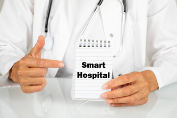 Eine Ärztin mit einem Notizblock auf dem SMART HOSPITAL steht