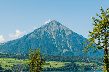 Fototapeta premium Spiez, Faulensee, Thunersee, Niesen, Merligen, Seeufer, Alpen, Schweizer Berge, Wassersport, Berner Oberland, Sommer, Schweiz