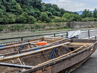 球磨川の急流下りの木造の船が発船場に駐留している