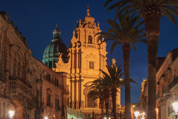 Fototapeta na wymiar Ragusa. Facciata della Cattedrale di San Pietro illuminata, di notte