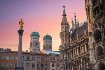 Fototapeta na wymiar the marian column, town hall building and towers of Frauenkirche, historic architecture munich Marienplatz. at sunset