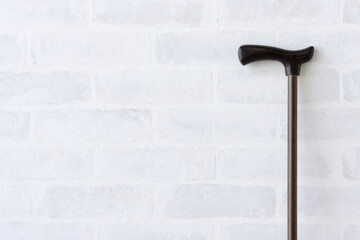 壁に立てかけられた杖