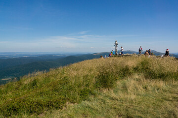 Obraz premium senderistas en la cresta de polonina Carynska, Parque nacional Bieszczady,Reserva de la UNESCO Cárpatos,Polonia, eastern europe