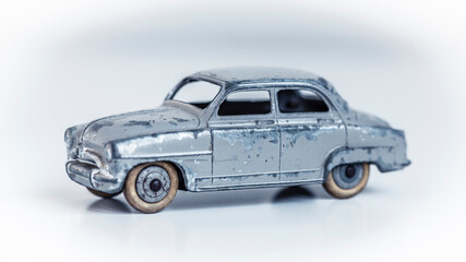 Voiture grise en modèle réduit	
