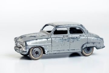 Voiture grise en modèle réduit