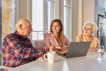 Senioren Paar lernt neugierig am Laptop Computer