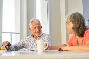 Zufriedenes Rentner Paar redet und löst Rätsel miteinander