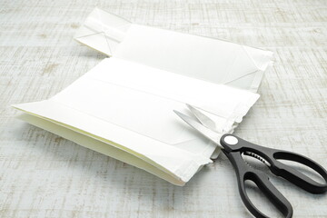 開いた牛乳パックとはさみ