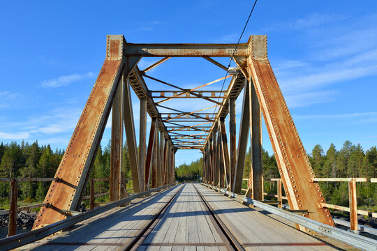 Am Fluss Pite &Auml;lven mit der alten Eisenbahnbr&uuml;cke