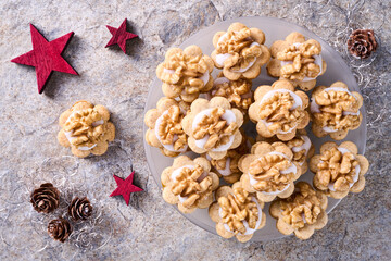 Weihnachtliche Walnussplätzchen