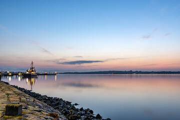 Fototapeta premium Hafen.anschafft in kiel hinterm Leuchtturm Holtenau