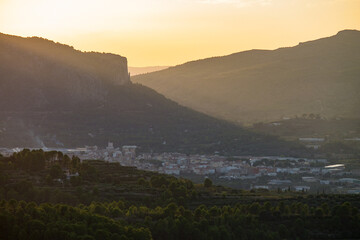 Paisaje con atardecer y pueblo en ladera