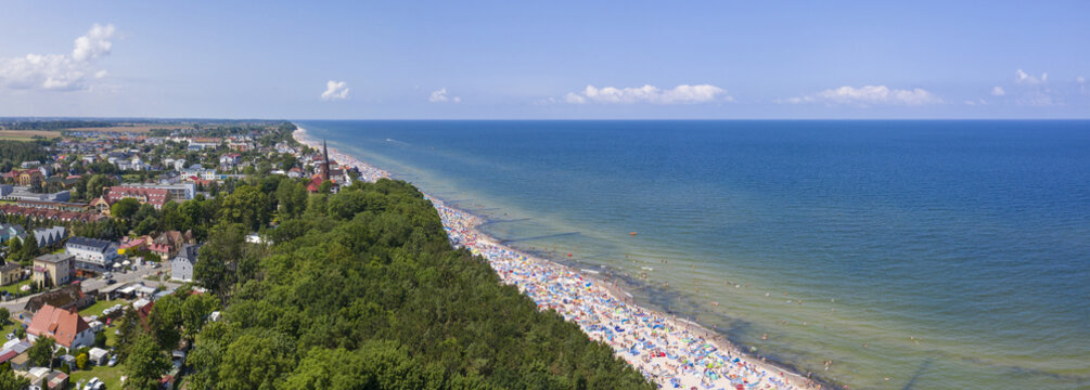 Morze bałtyckie, w tle miejscowość Sarbinowo i zatłoczona plaża