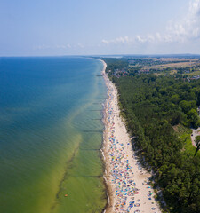 Sarbinowo nad morzem bałtyckim, widok z lotu ptaka na wybrzeże z opalającymi się plażowiczami, w tle plaża w miejscowości Chłopy - obrazy, fototapety, plakaty