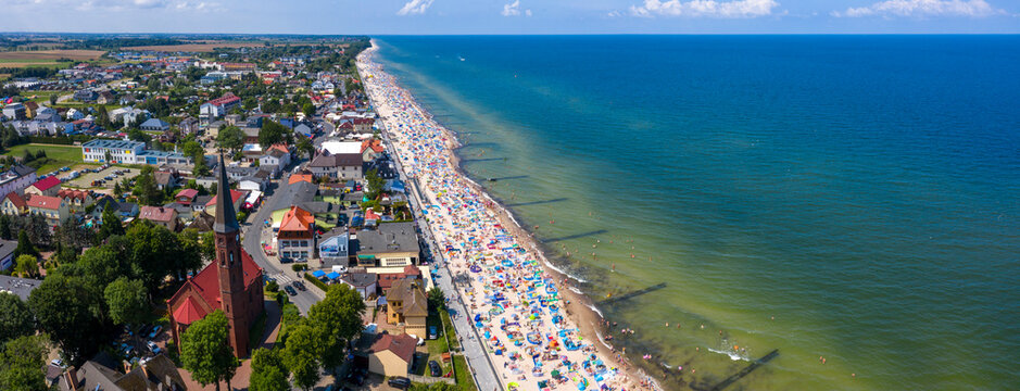 Gł&oacute;wna plaża przy promenadzie w miejscowości Sarbinowo