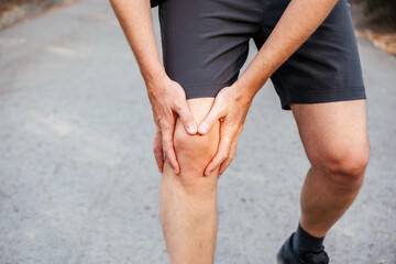 A man having knee patellofemoral pain syndrome