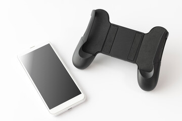 ゲーム用のグリップスタンドを取り付けたスマートフォン