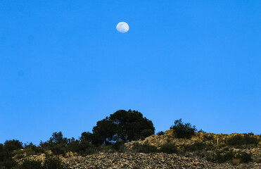 Luna sobre la montaña 