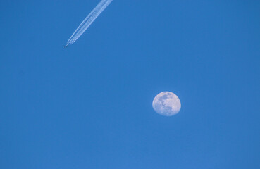 Avión pasando delante de la luna 
