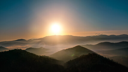 Coucher de soleil sur la montagne