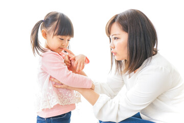 子どもをしつけするお母さん