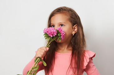 Obraz na płótnie Canvas Portrait of a little girl with a flowers bouquet