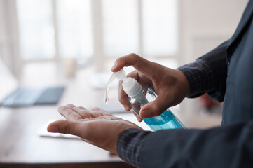 Business people use hand sanitizer to clean.