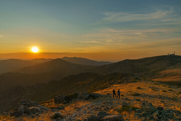 Senderistas observando el atardecer
