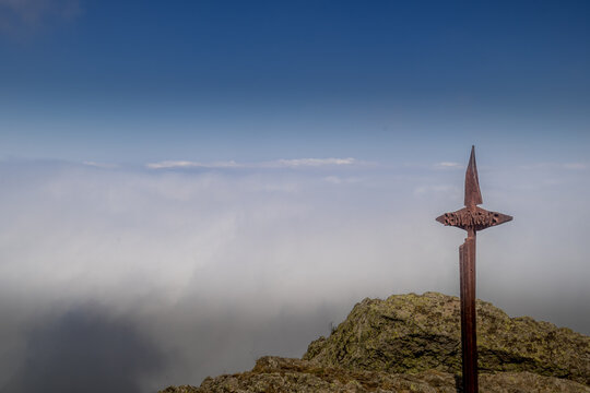 Puig Sant Christau, sommet des Alb&egrave;res au dessus de la mer de nuages