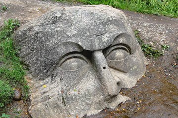 Fototapeta na wymiar the stone head is unknown when and by whom it was created