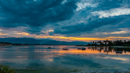 Naklejka premium Sunset over the lagoon