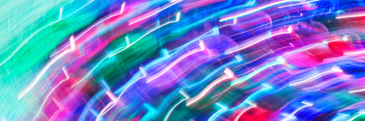 Papel de parede, risco abstrato, cor e trilhas de luz coloridas abstratas no fundo escuro. Fundo...