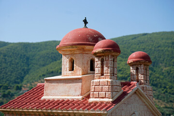 Fototapeta na wymiar Little greek church building with mountains in background