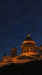 Obraz premium saint isaac's cathedral at night