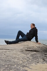 Fototapeta na wymiar man sitting on the beach
