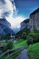 Fototapeta na wymiar Awesome view of Lauterbrunnen waterfall in the heart of Switzerland / Superbe vue sur la cascade de Lauterbrunnen au cœur de la Suisse