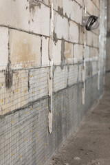 Concrete wall filled with wire mesh for further plastering.