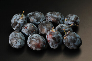 many plums on the table 